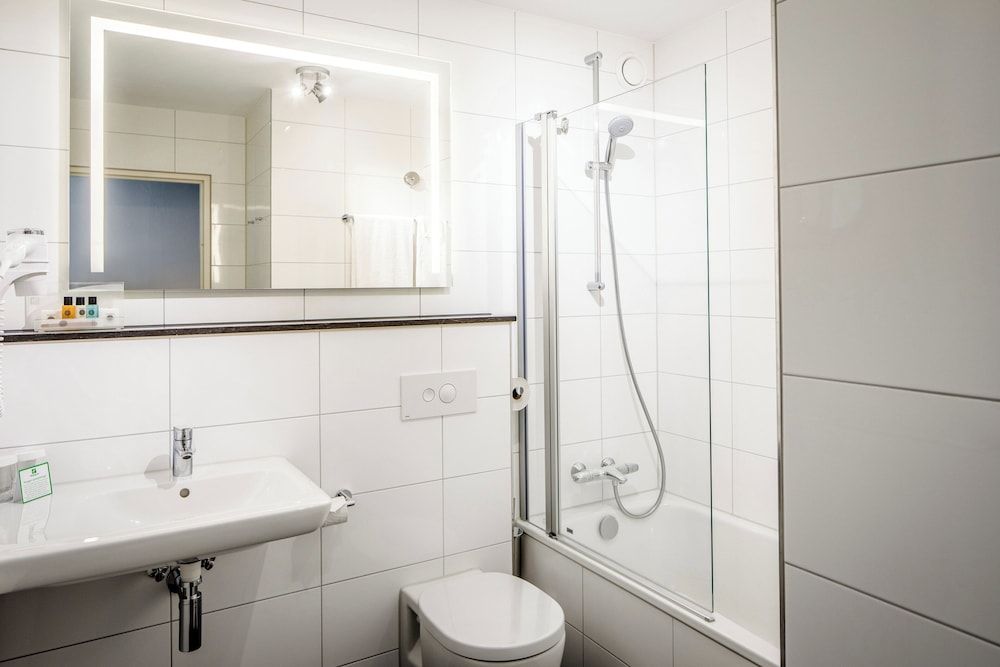 Holiday Inn Eindhoven Centre by IHG Standard Room, 2 Twin Beds 7