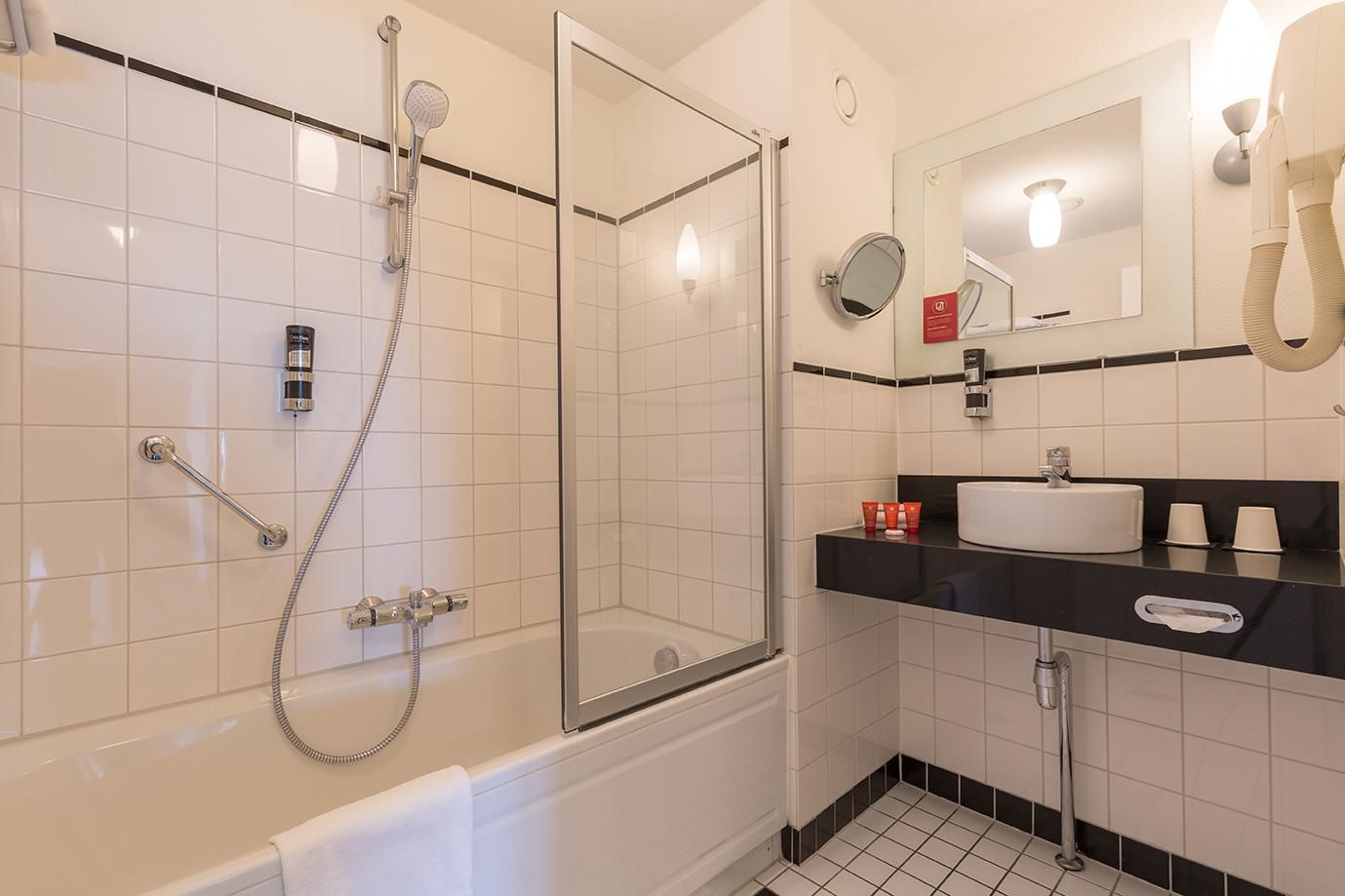 Leonardo Hotel Ijmuiden Seaport Beach Family Room 2