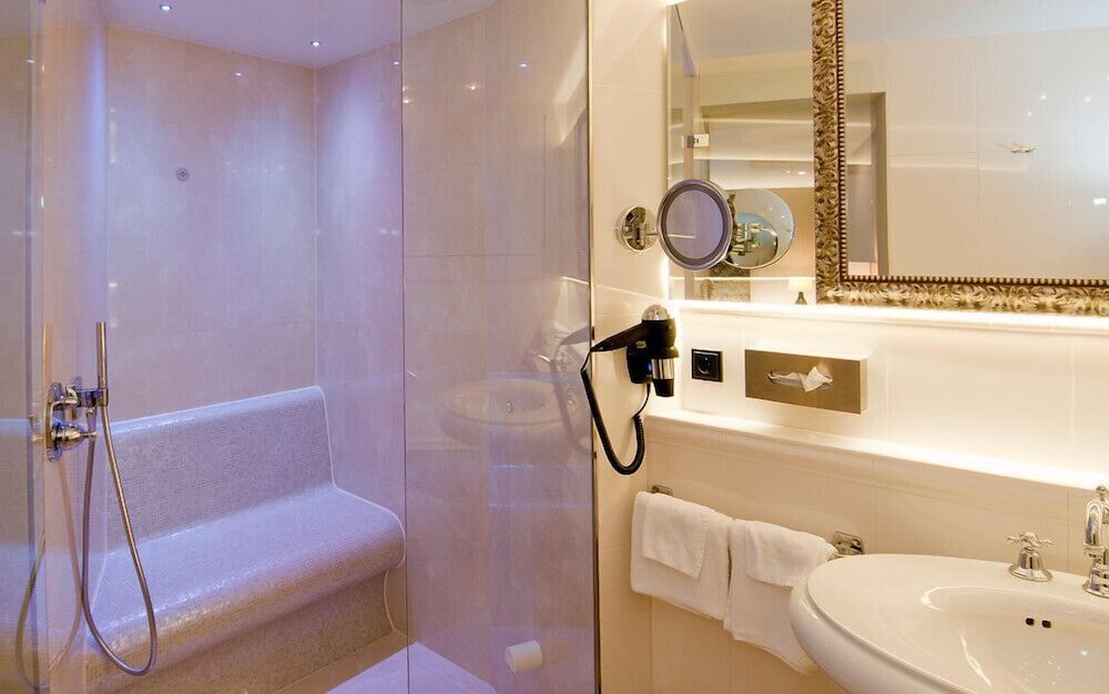 Hotel Bloemendal Deluxe Suite, Jetted Tub 4