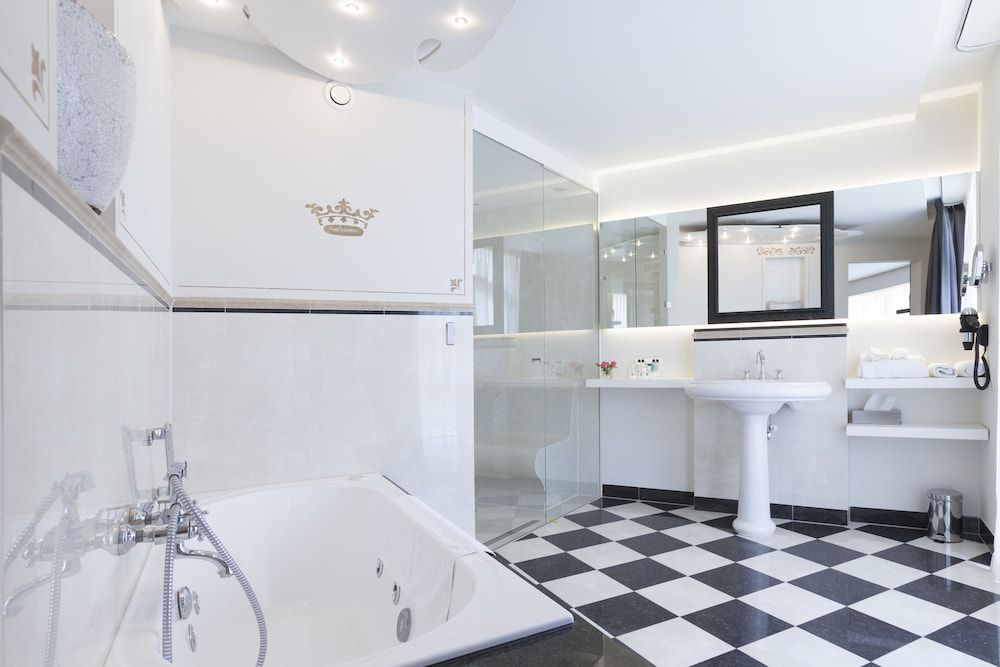 Hotel Bloemendal Deluxe Suite, Jetted Tub 5