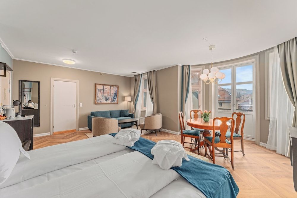 Suite, City View