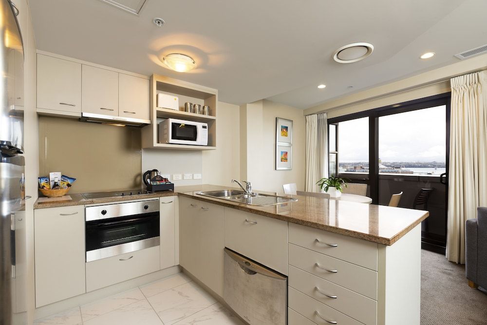 The Chancellor on Hobson Standard Apartment, 1 Bedroom, Harbor View 4