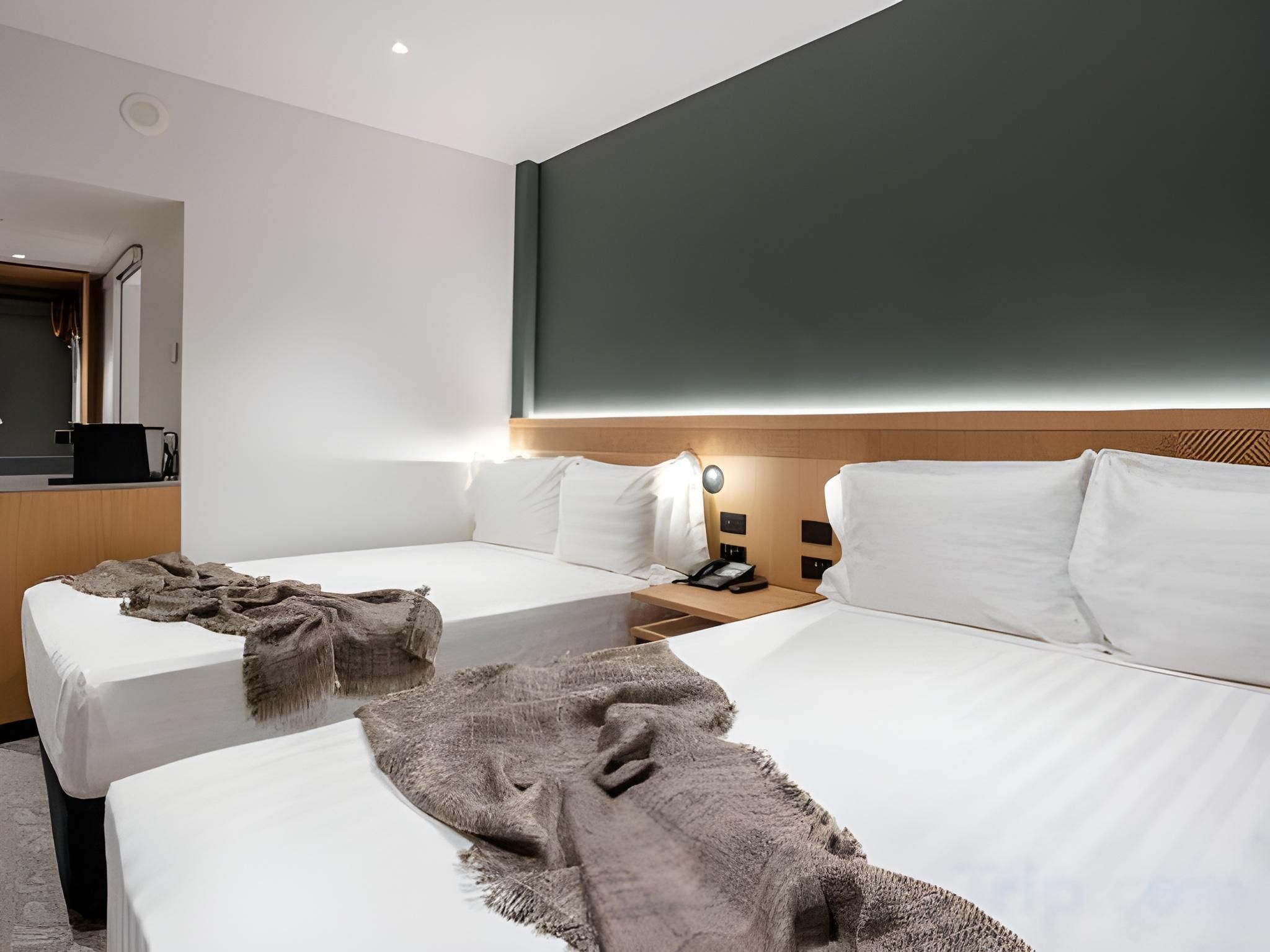Deluxe Queen Room with View