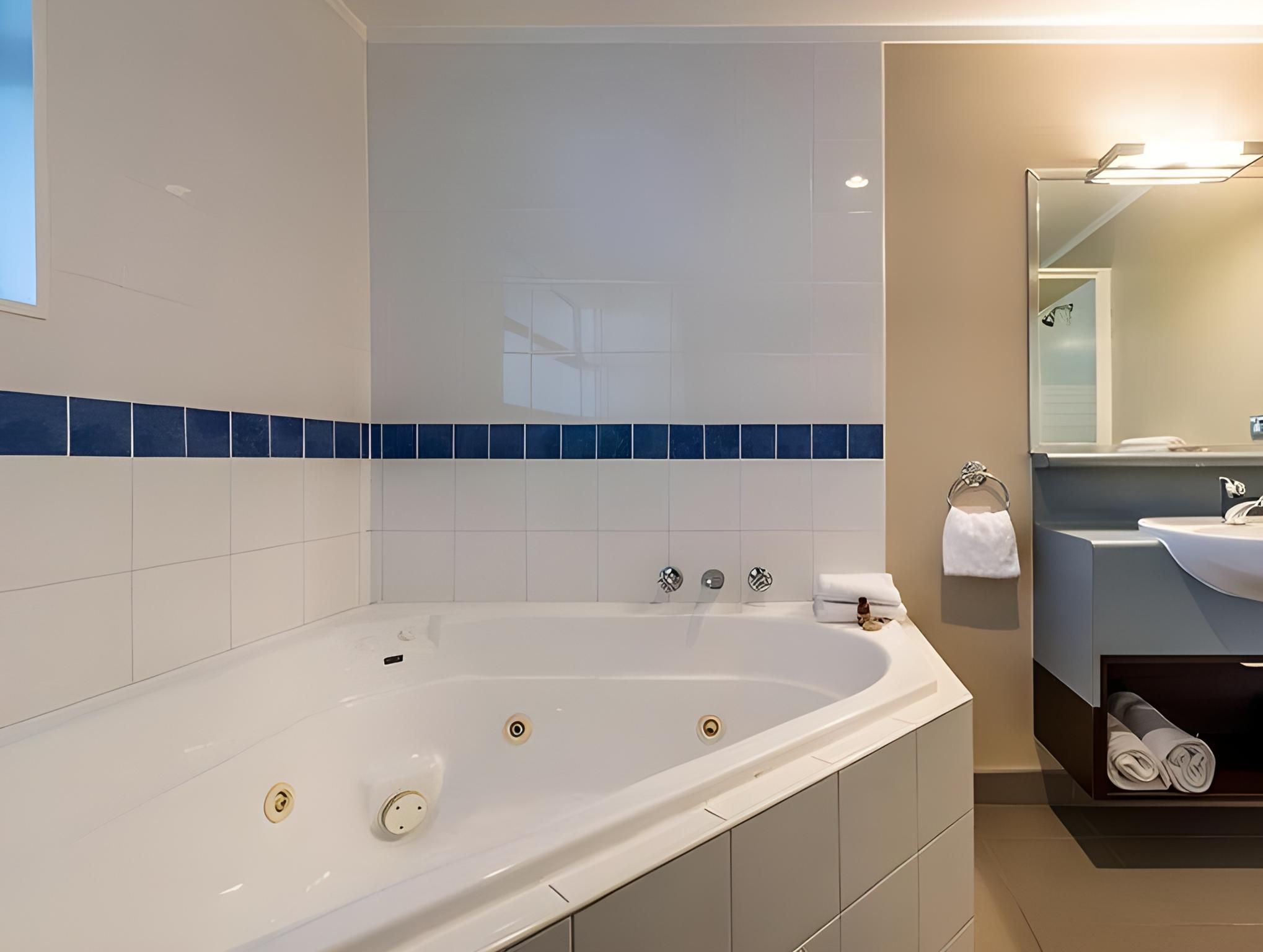 Sails on the Lake Studio Spa 2