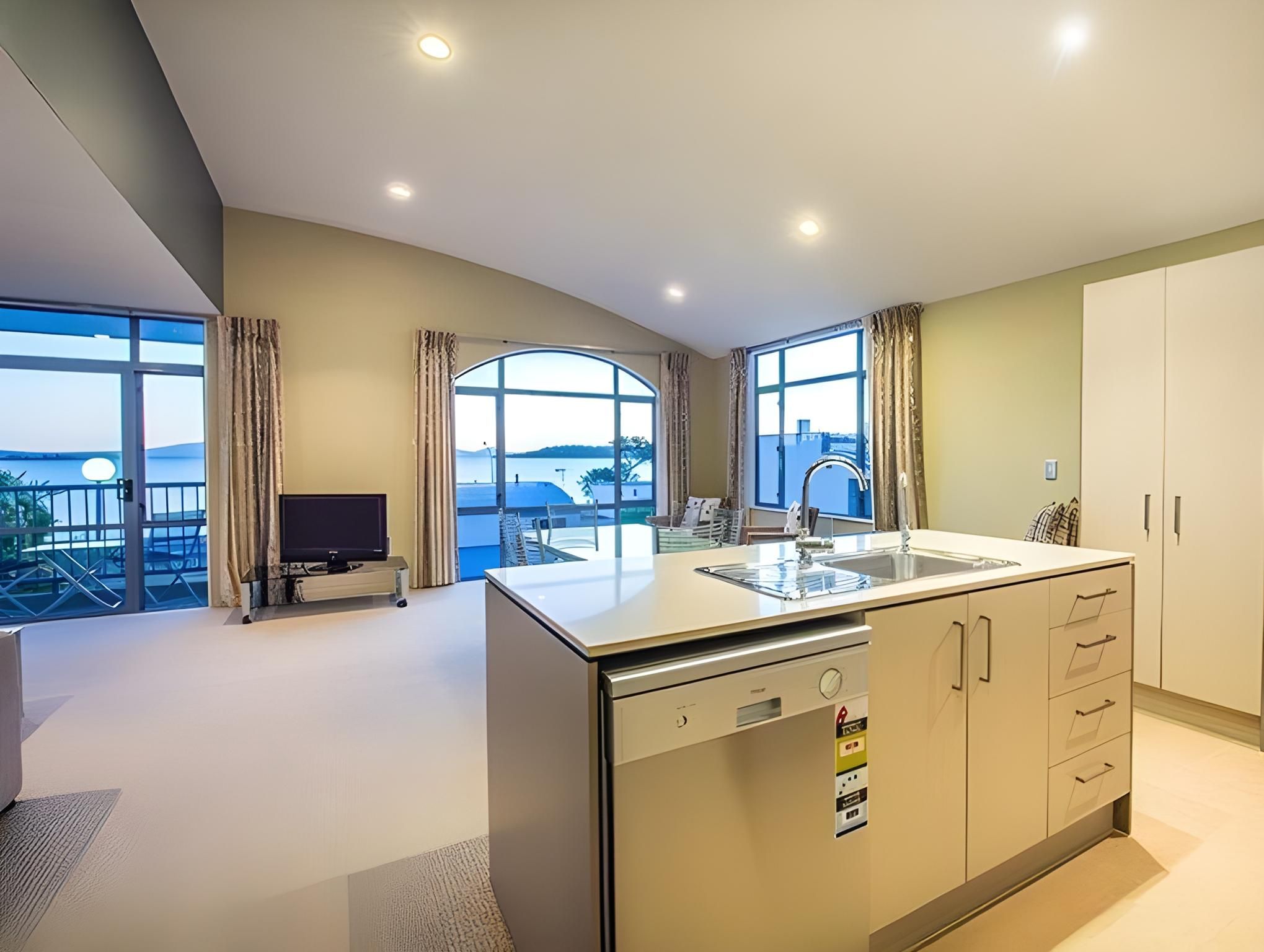 Sails on the Lake 2 Bedroom Premier Apartment 3