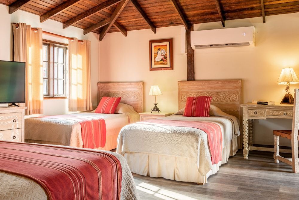 Antigua Miraflores Hotel Triple Senorial Room 9