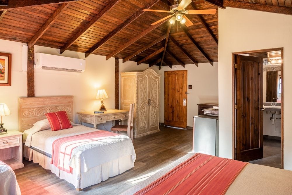 Antigua Miraflores Hotel Triple Senorial Room 10