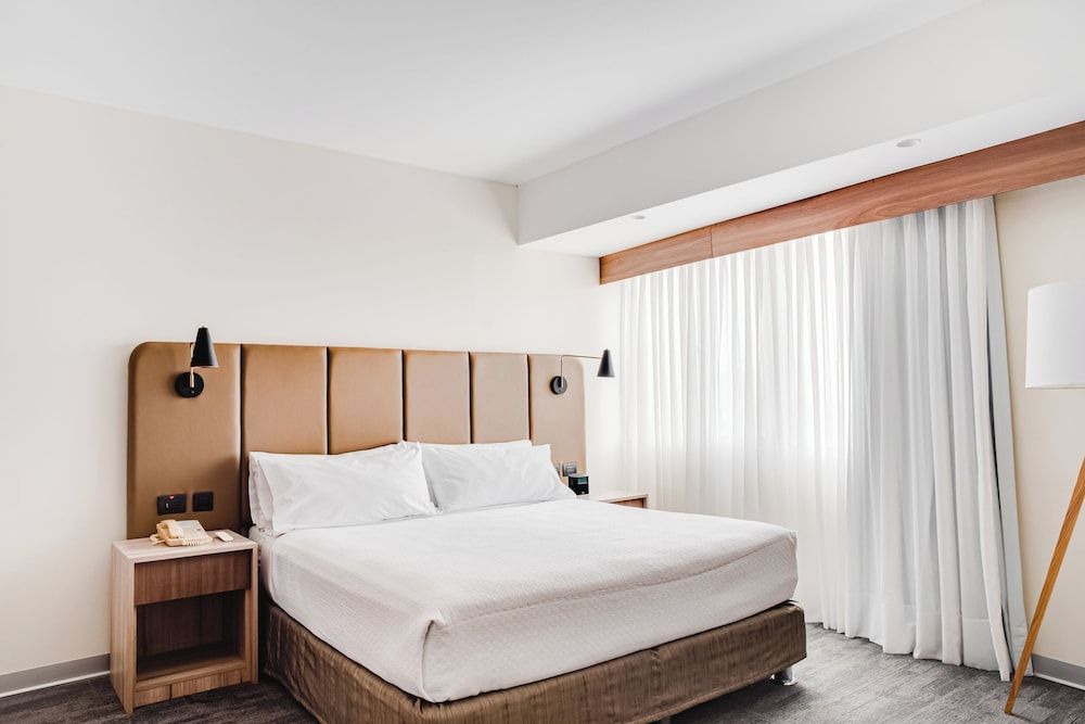 Crowne Plaza Lima by IHG Standard Room, 1 Queen Bed, City View 2