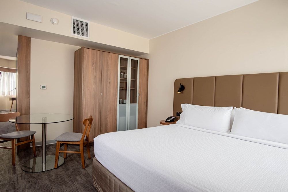 Crowne Plaza Lima by IHG Standard Room, 1 Queen Bed, City View 3