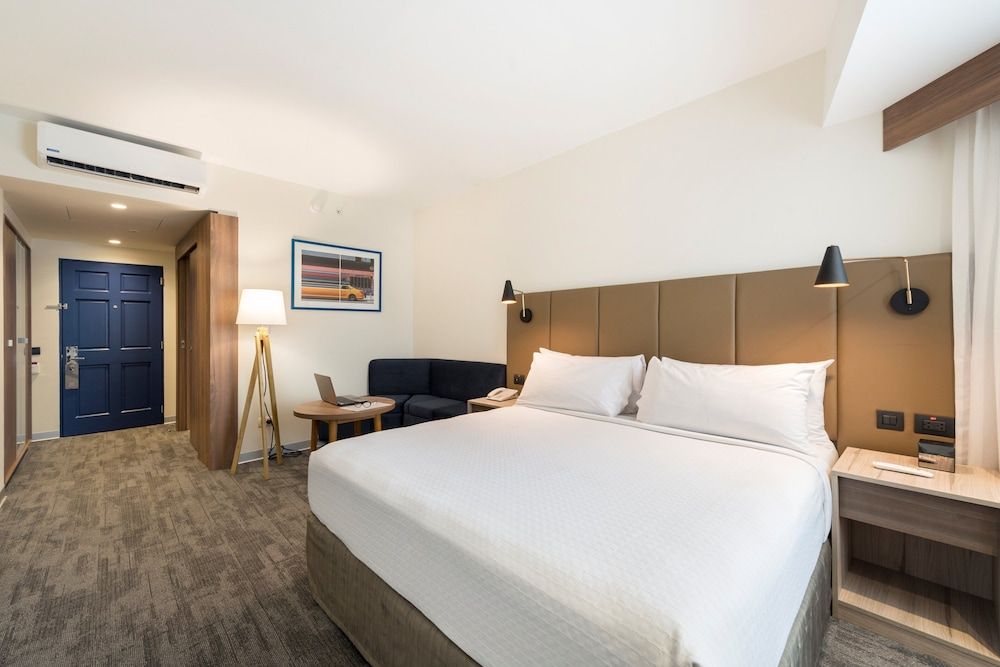 Crowne Plaza Lima by IHG Standard Room, 1 Queen Bed, City View 4