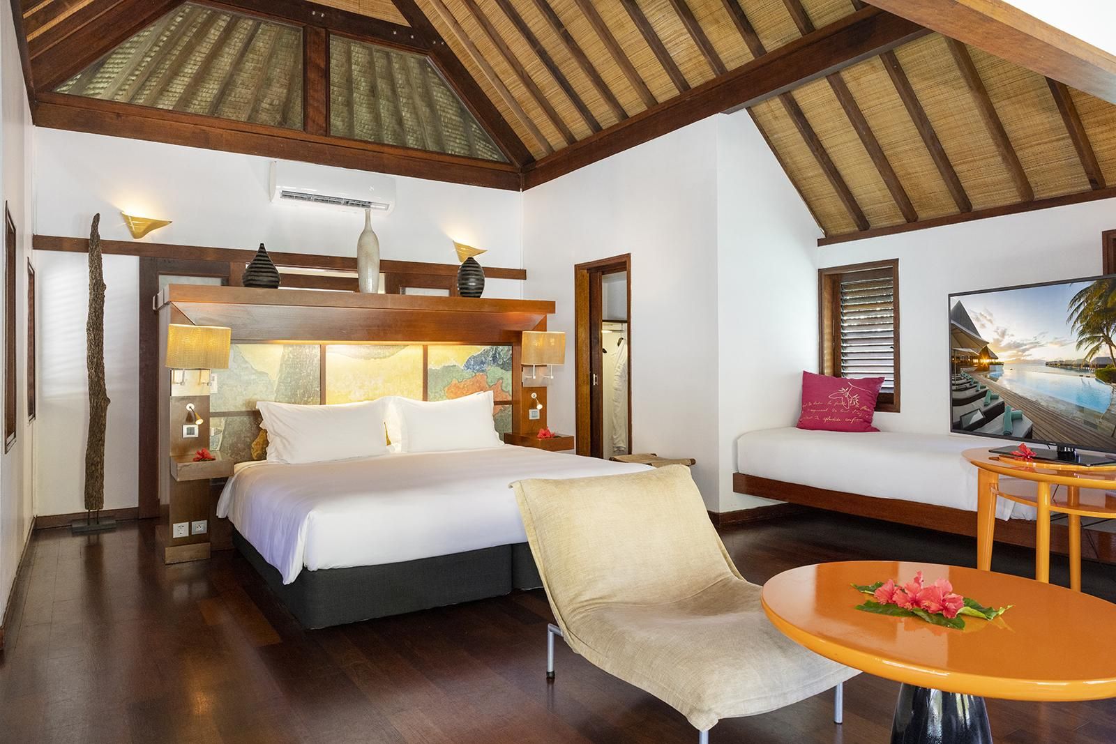 Luxury Garden Bungalow With Beach View 1 King Bed