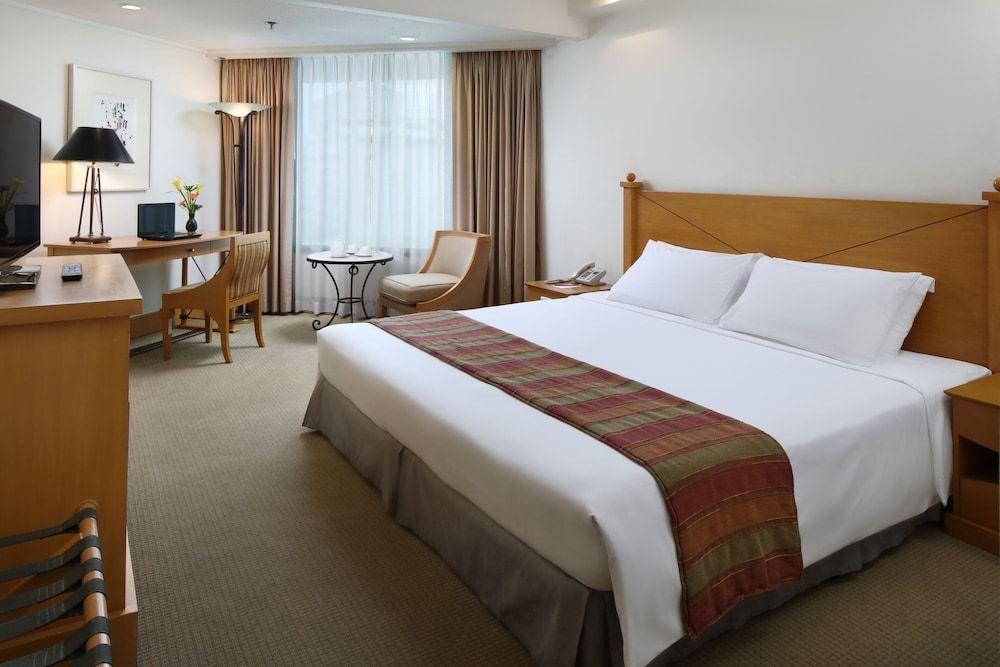 The Heritage Hotel Manila Deluxe Room King Bed 3