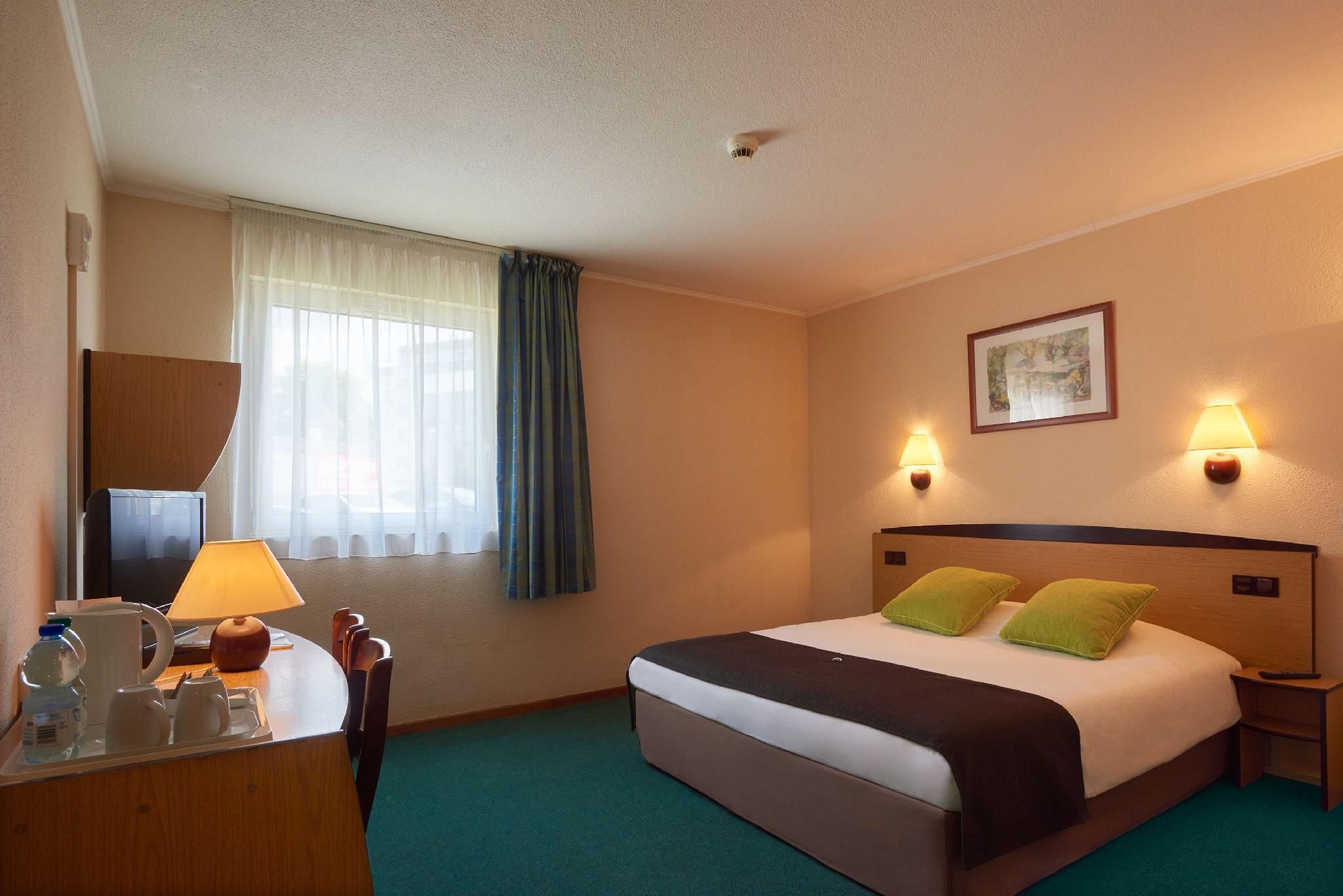 Standard Room - 1 Queen Bed