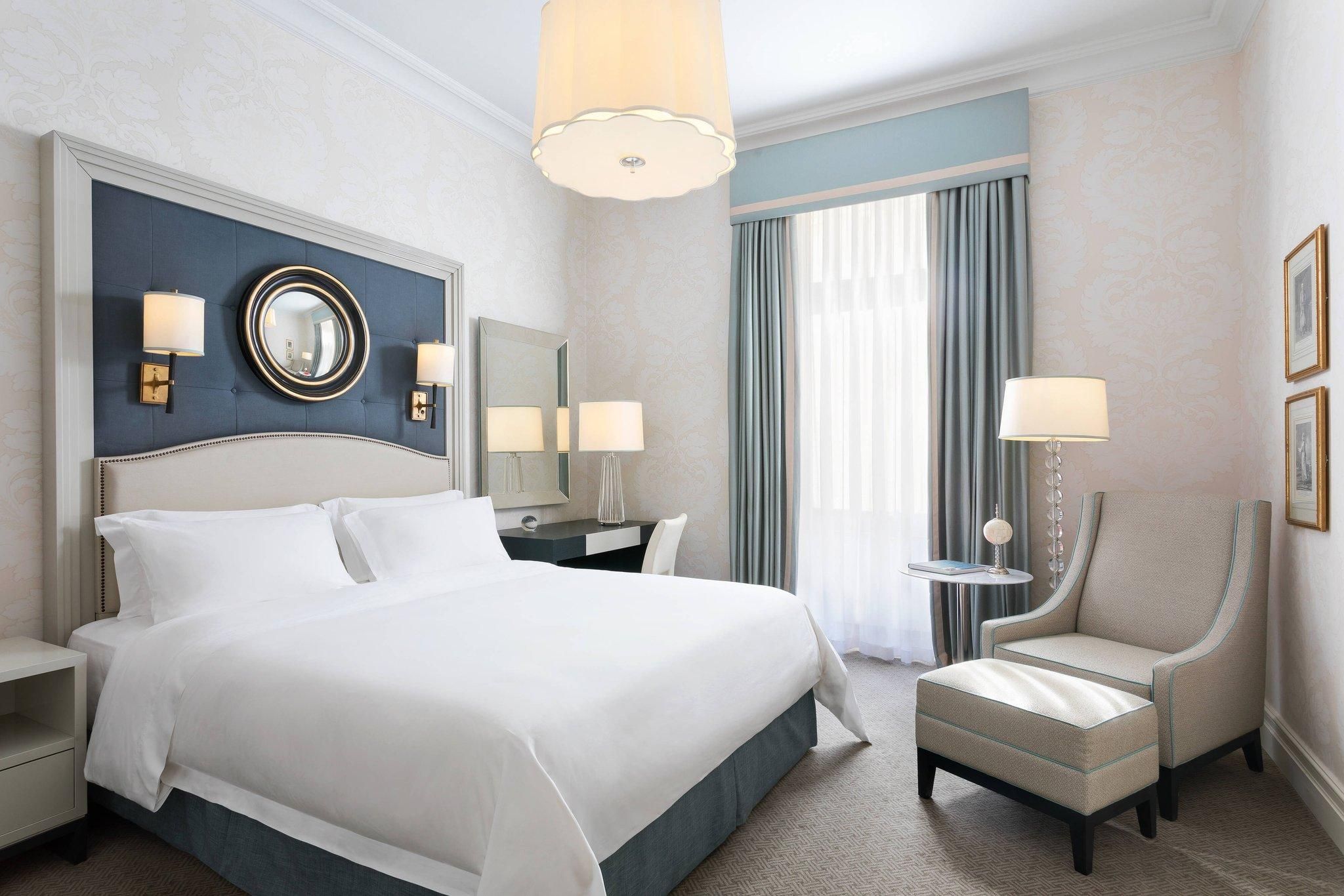 Family Room, Larger Guest room, 1 King, Courtyard view
