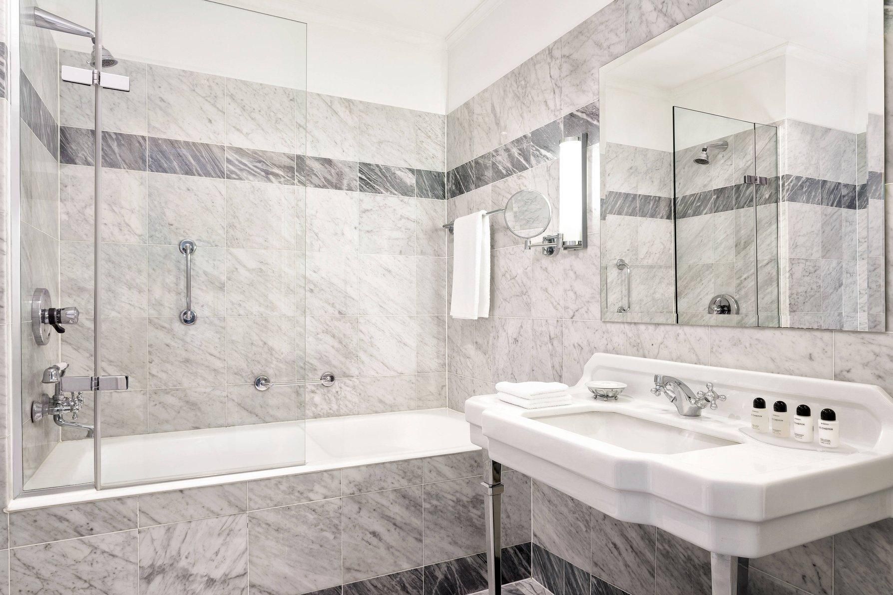 Deluxe Suite, 1 Bedroom Suite, 1 King, Main Street View, City View, Corner Room