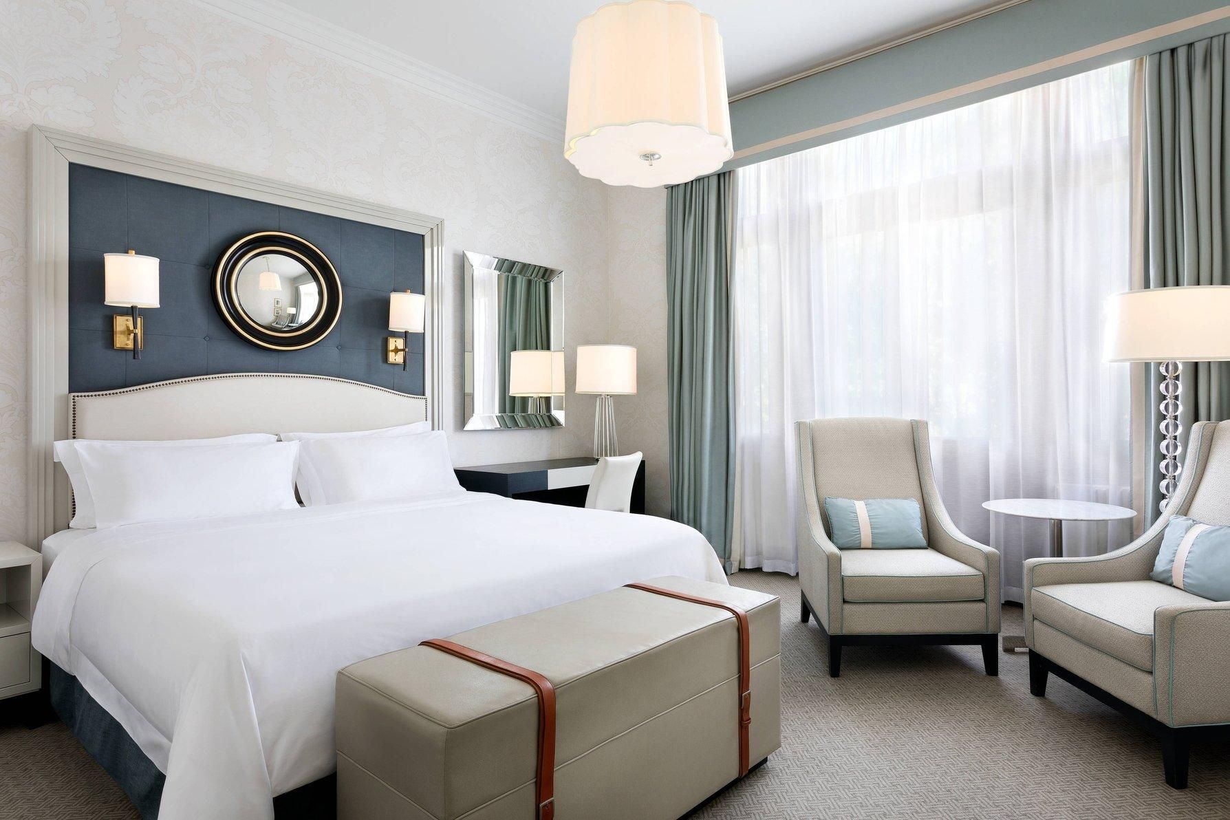 Family Room, Larger Guest room, 1 King, Courtyard view