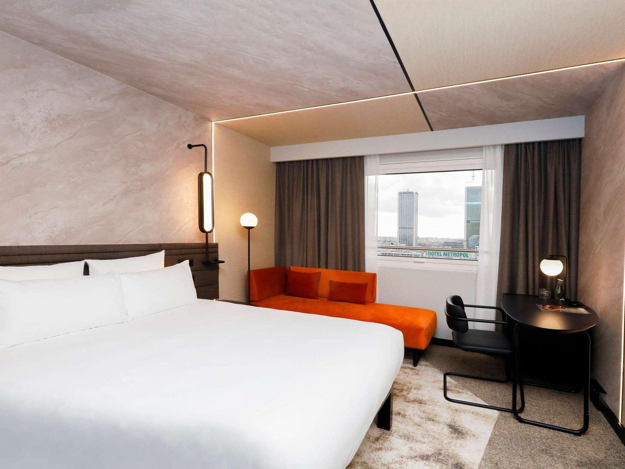 Superior Room with 1 Double Bed and 1 Single Be d