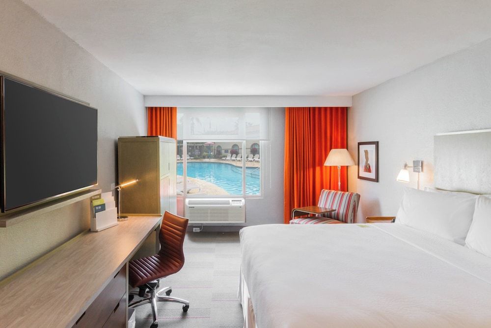 Deluxe Room, 1 King Bed, Pool View