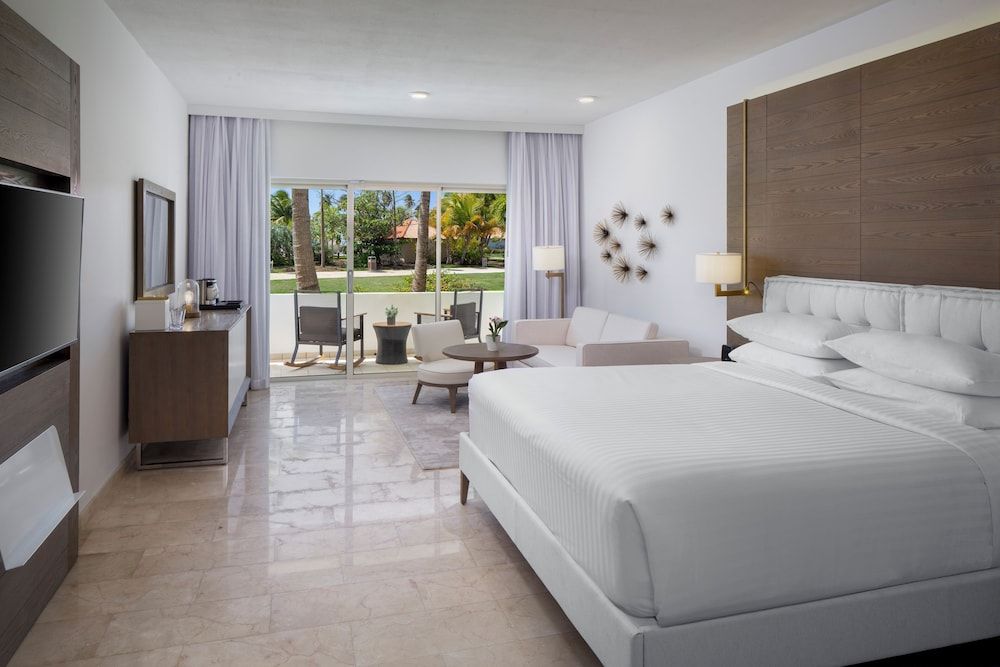 Deluxe Room, 1 King Bed, Garden View