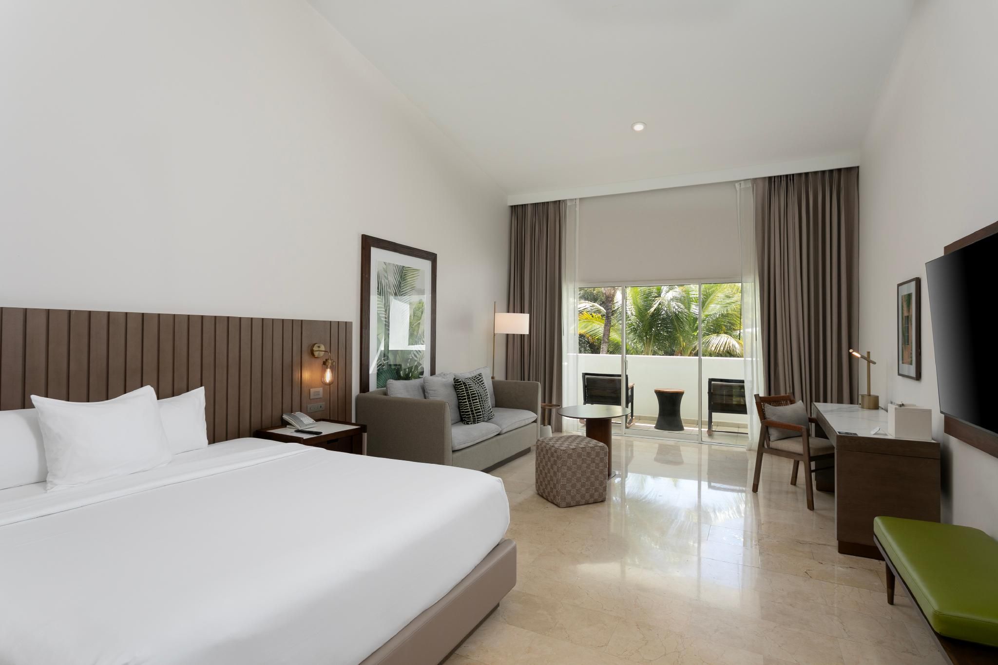 1 King Bed Garden View