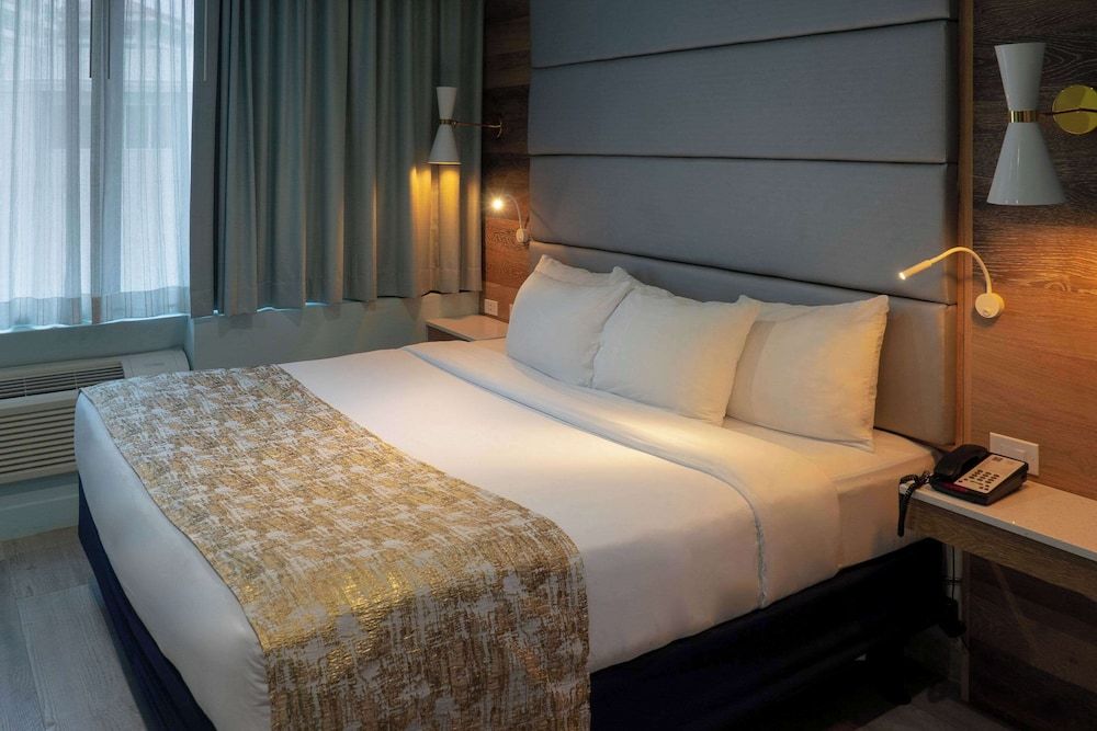 Suite, Multiple Beds, Non Smoking, Balcony (King)
