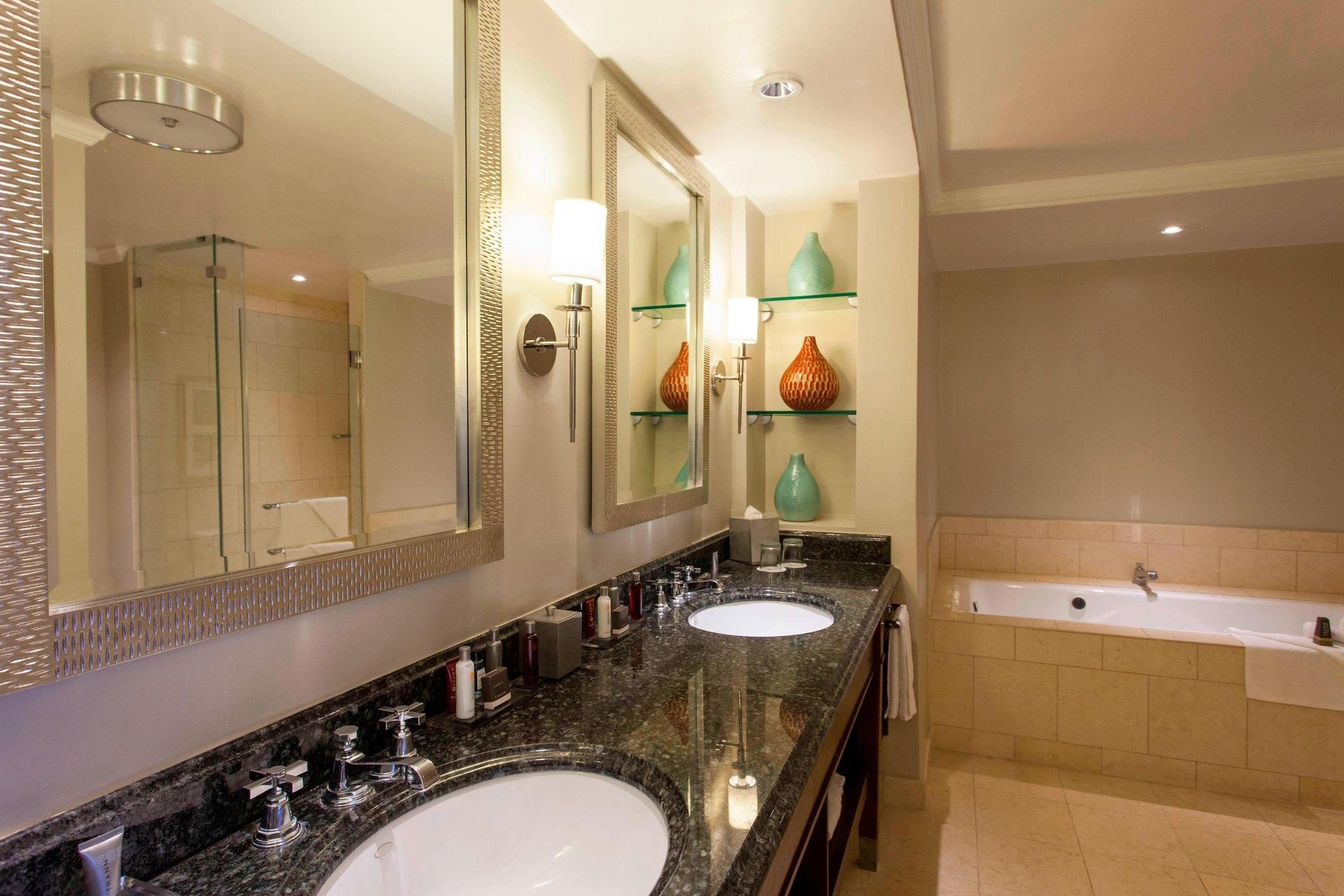 1 Bedroom Presidential Suite, 1 King, Sofa Bed, Oceanfront, Main Tower