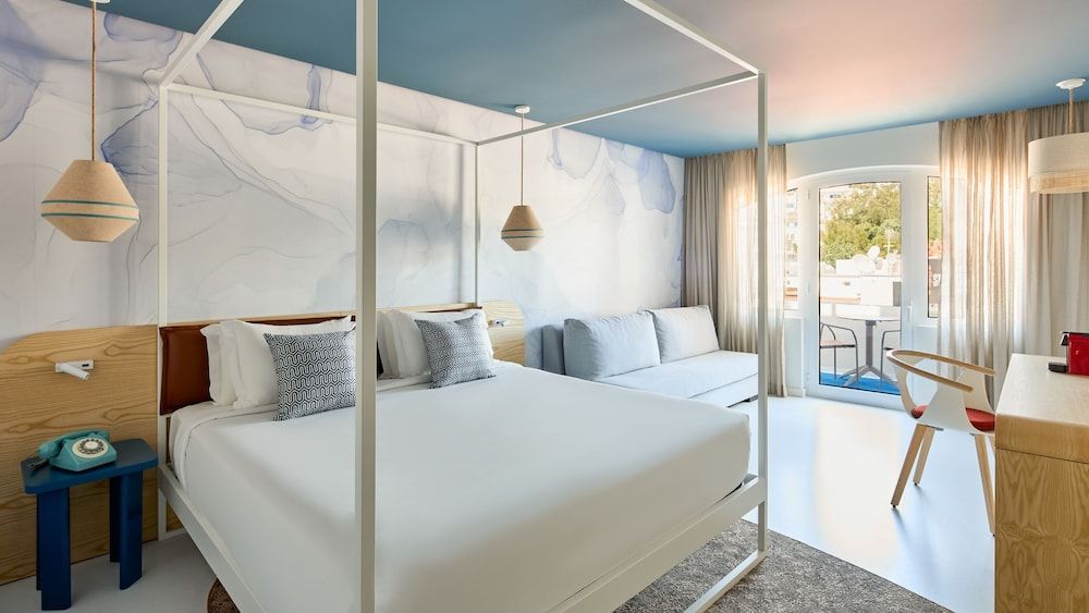 Suite, 1 King Bed, Balcony