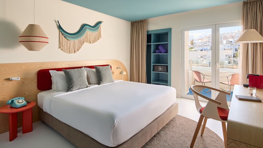 Standard Room, 1 King Bed, Balcony, Pool View