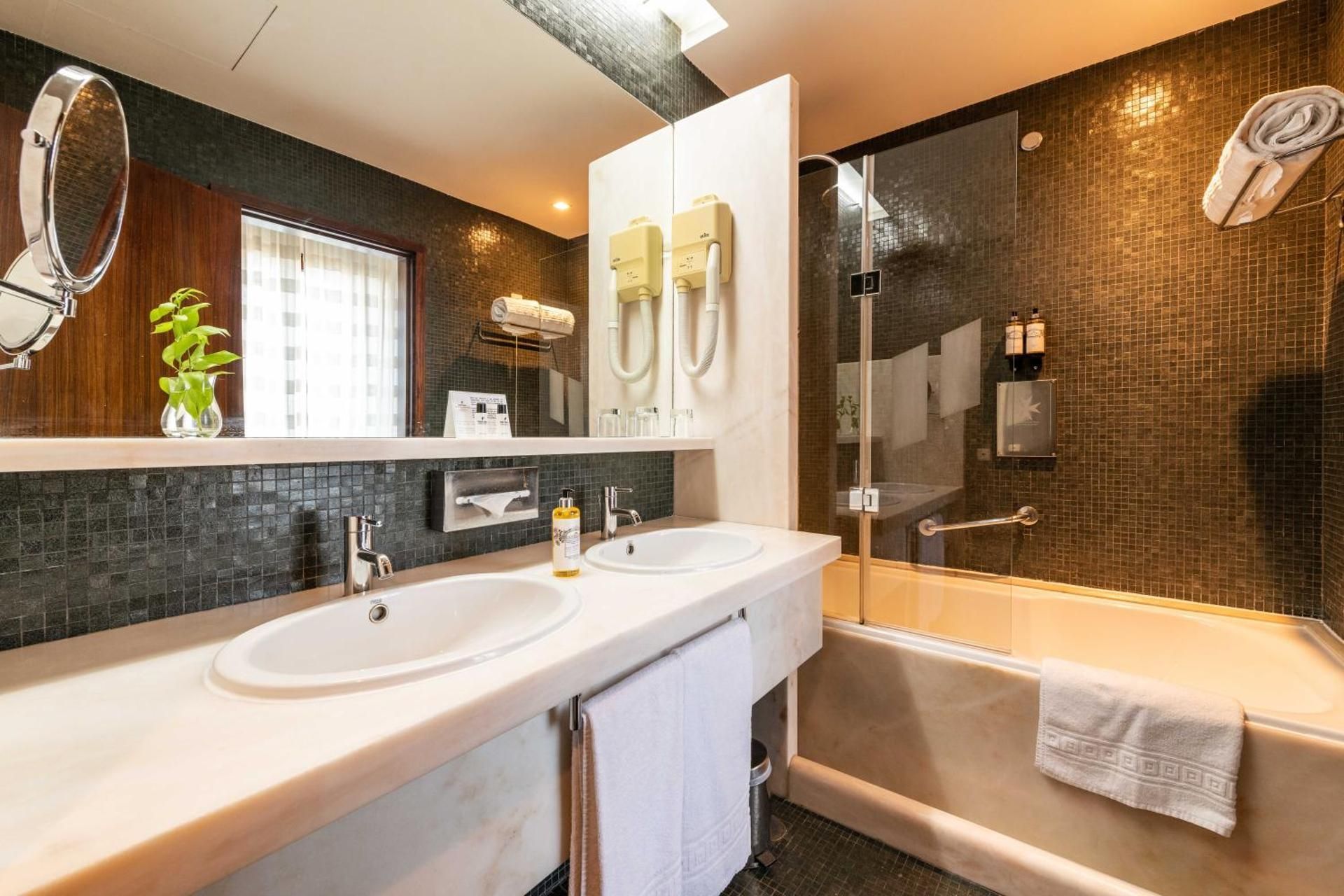 Suite Standard (2 adults + 1 child)