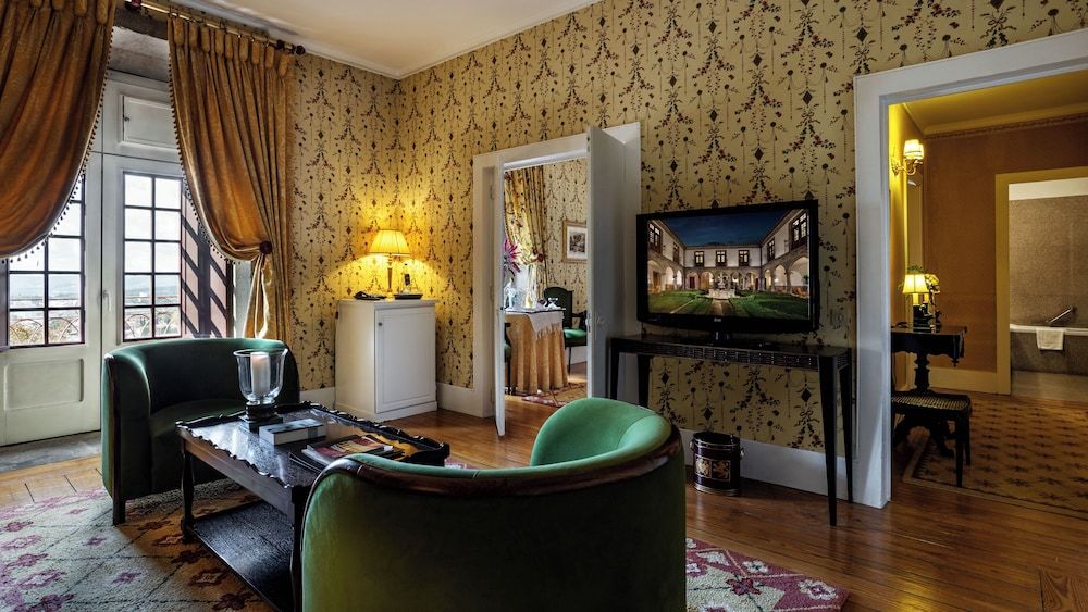 Pousada Mosteiro de Guimarães - Monument Hotel Suite (Master, 2 Adults + 2 Children) 5