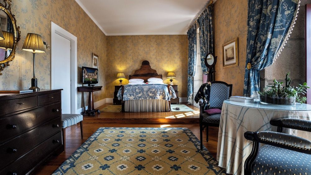 Pousada Mosteiro de Guimarães - Monument Hotel Suite (Master, 2 Adults + 2 Children) 7
