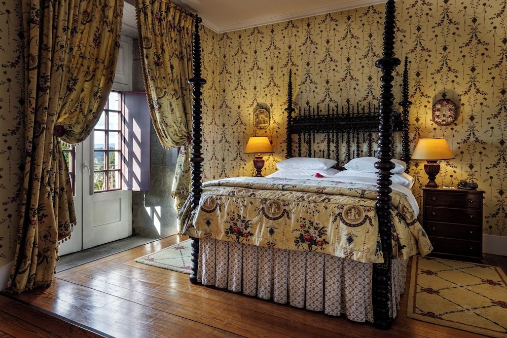 Pousada Mosteiro de Guimarães - Monument Hotel Suite (Master, 2 Adults + 2 Children)