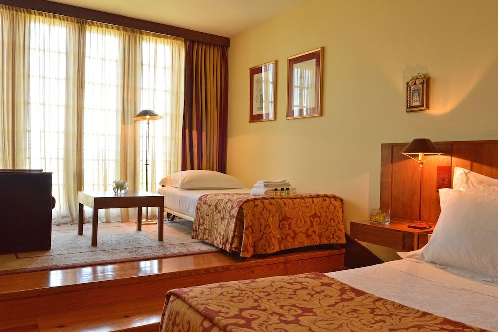 Pousada Mosteiro de Guimarães - Monument Hotel Superior Triple Room 2