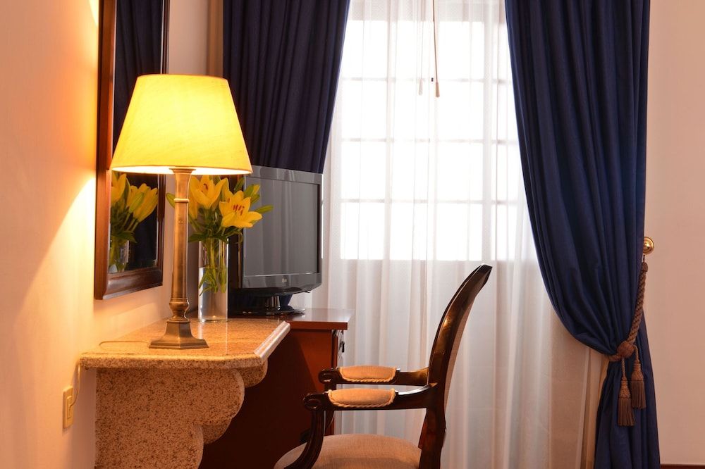 Pousada Mosteiro de Guimarães - Monument Hotel Superior Double or Twin Room (Deluxe Historic) 5