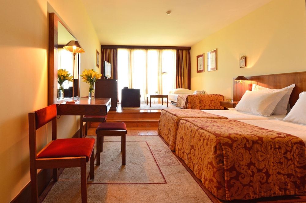 Pousada Mosteiro de Guimarães - Monument Hotel Superior Triple Room 3