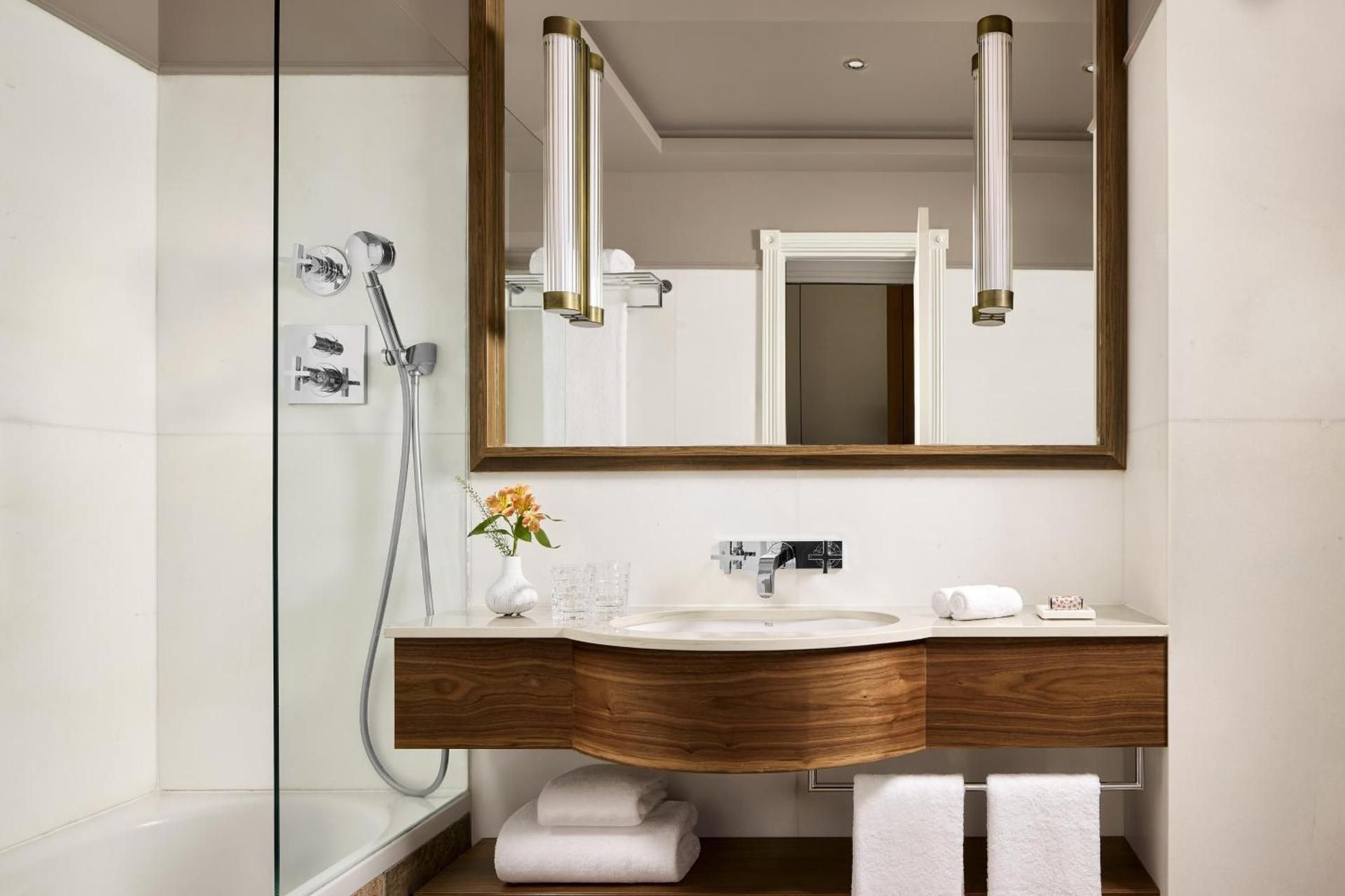 Deluxe City View Signature (2 adults + 1 child)