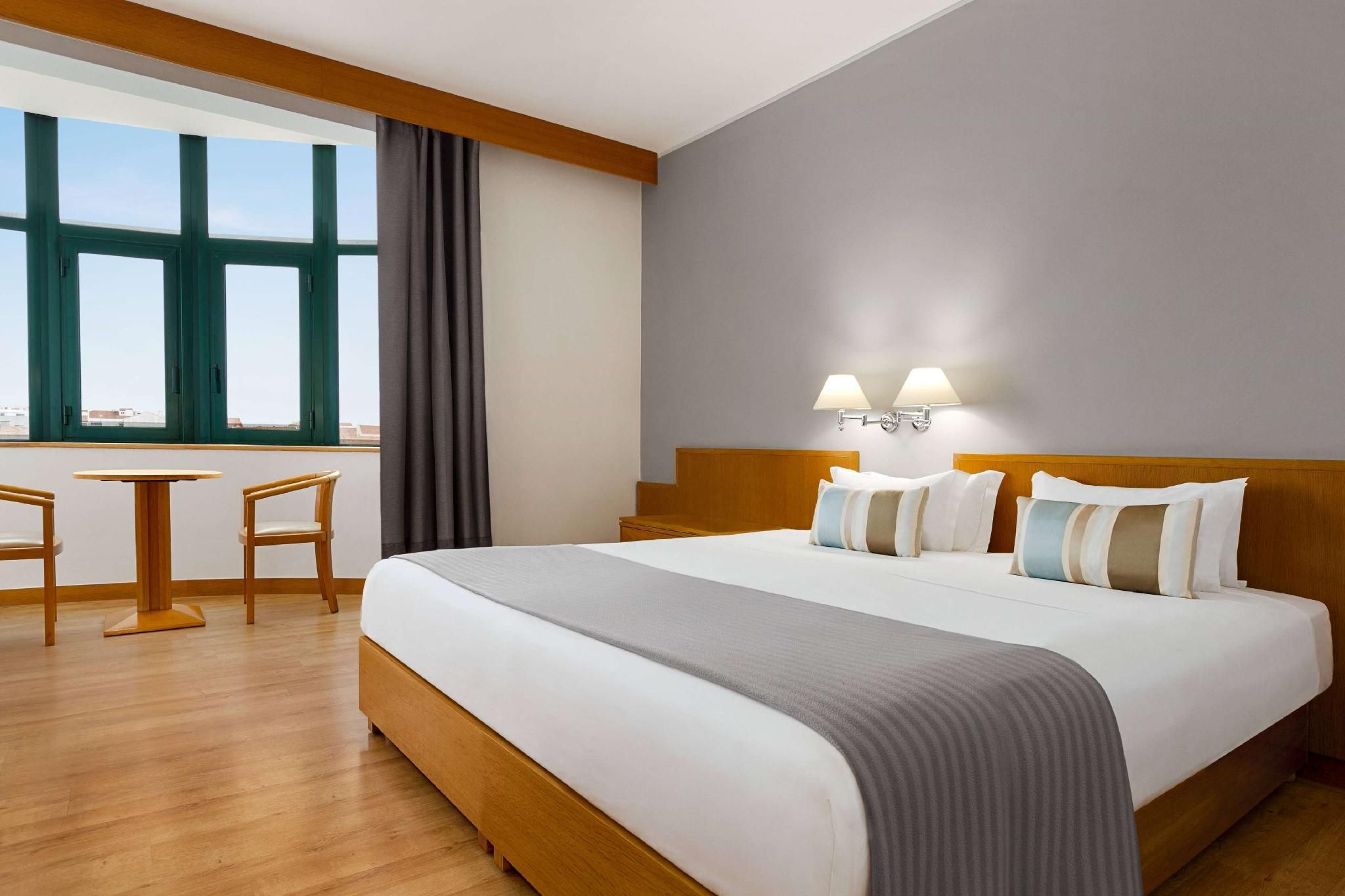 1 Queen Bed, Standard, Non-Smoking