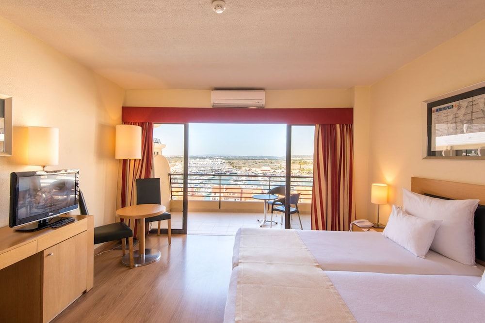 Hotel Vila Gale Marina Standard Twin Room, Pool View (2 Adults + 1 Child) 2