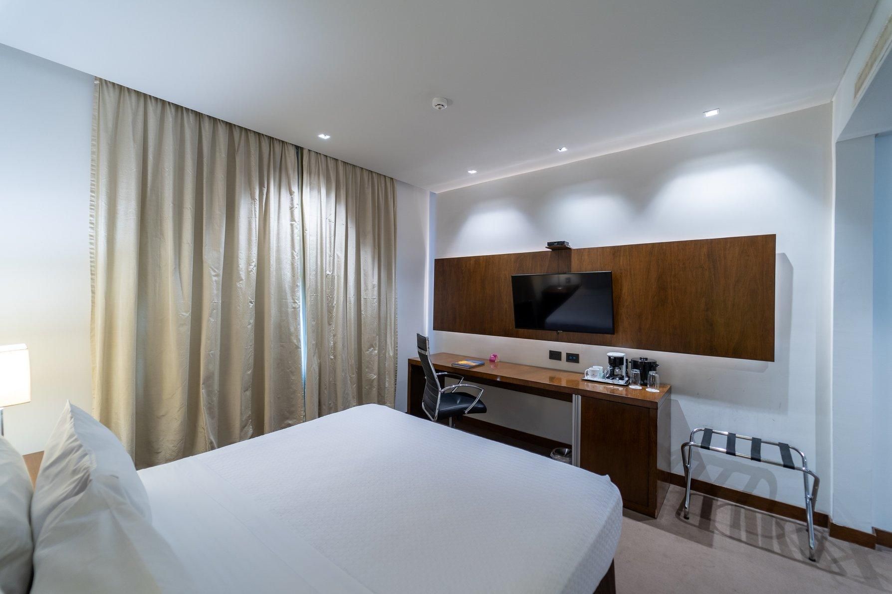 1 King Bed Nonsmoking