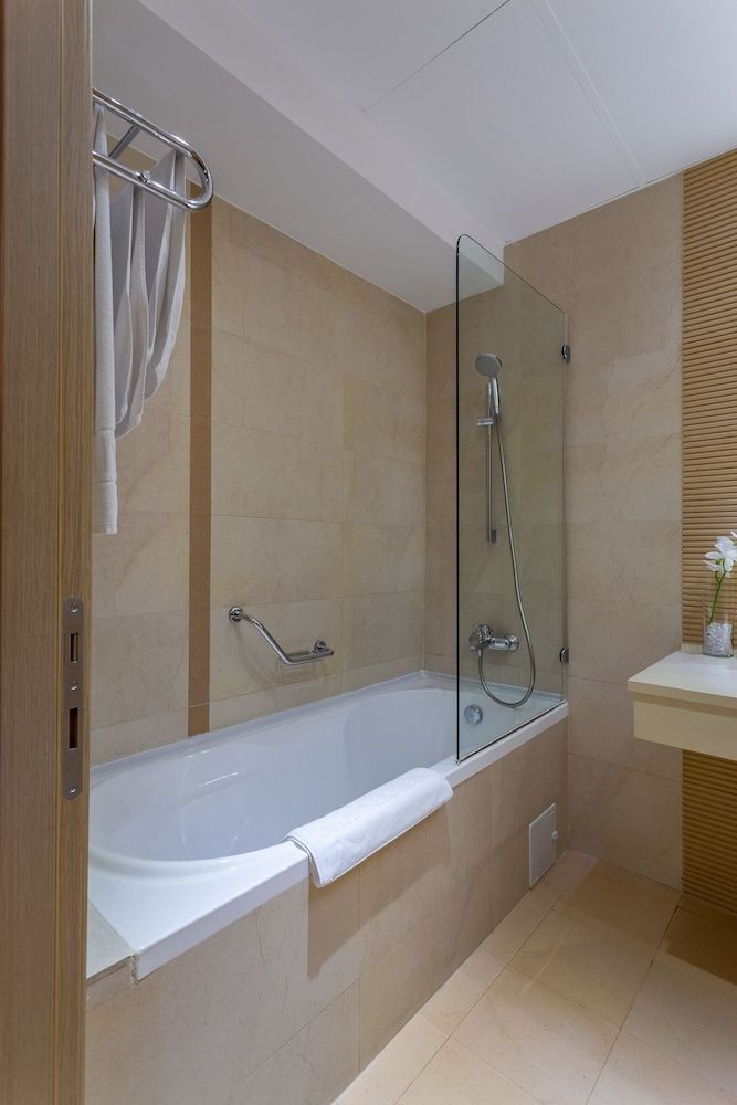 RIN Grand Superior Room, 1 King Bed 6