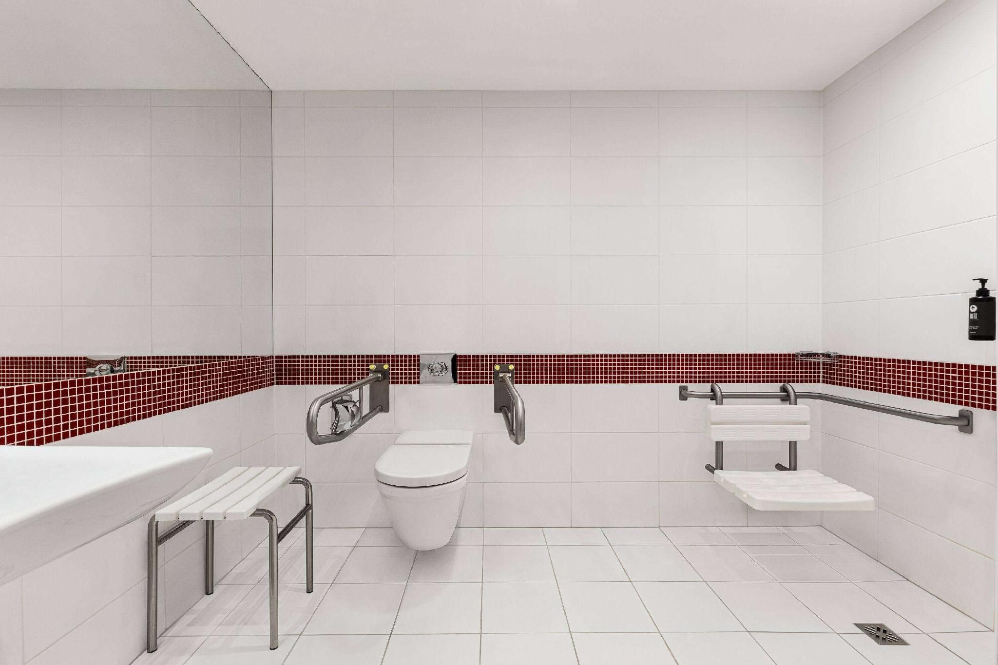 Vienna House Easy by Wyndham Bucharest Airport Comfort Accessible Room 2