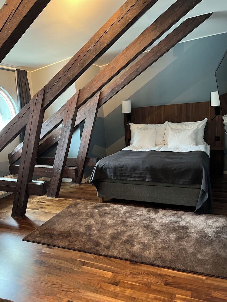 Home Hotel Plaza Deluxe Double Room