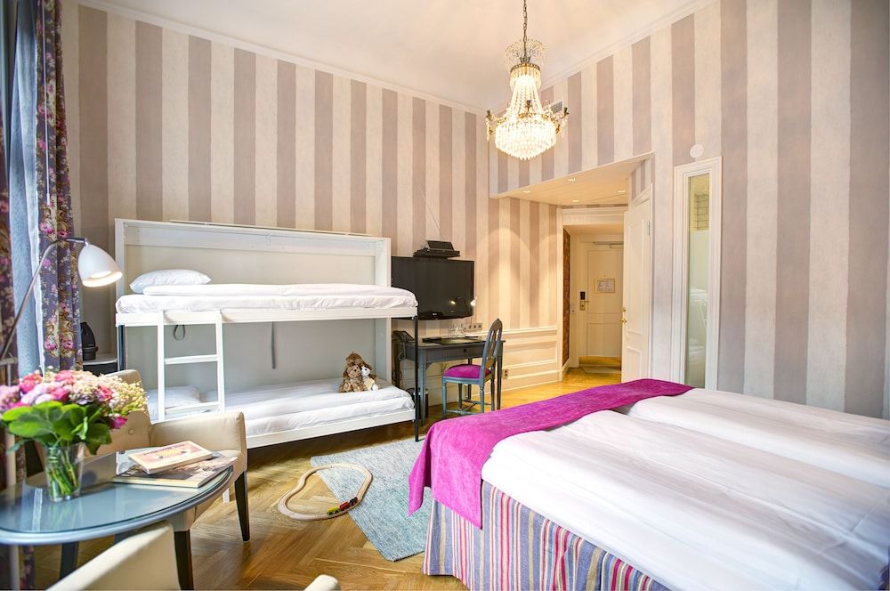 Family Room, 1 Queen Bed, Non Smoking (Multiple Beds,Max 2 Adults+2 Children)