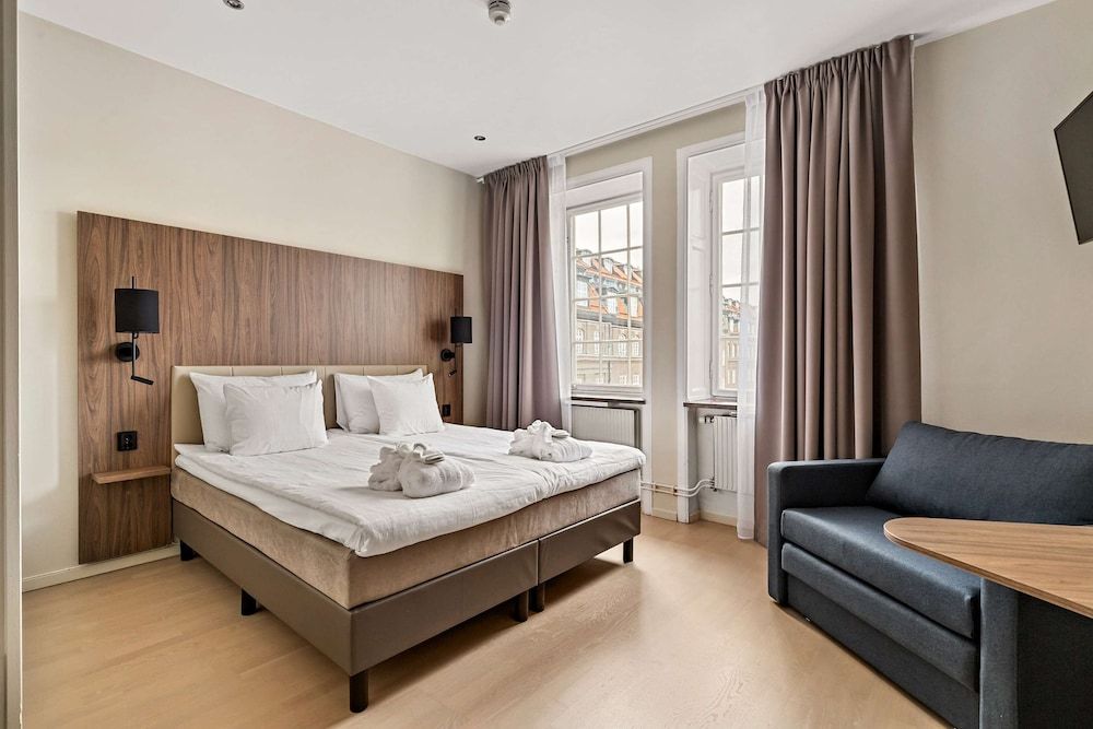 Superior Room, 1 King Bed, Non Smoking (with Single Sofabed)