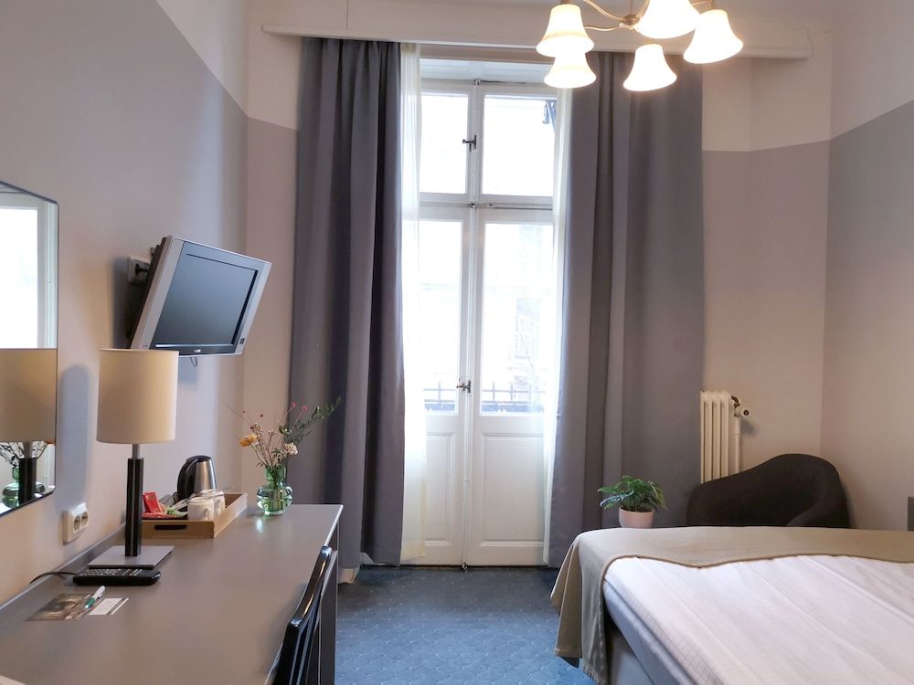 Crystal Plaza Hotel Economy Double Room 4