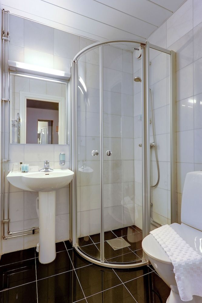 Crystal Plaza Hotel Economy Double Room 2