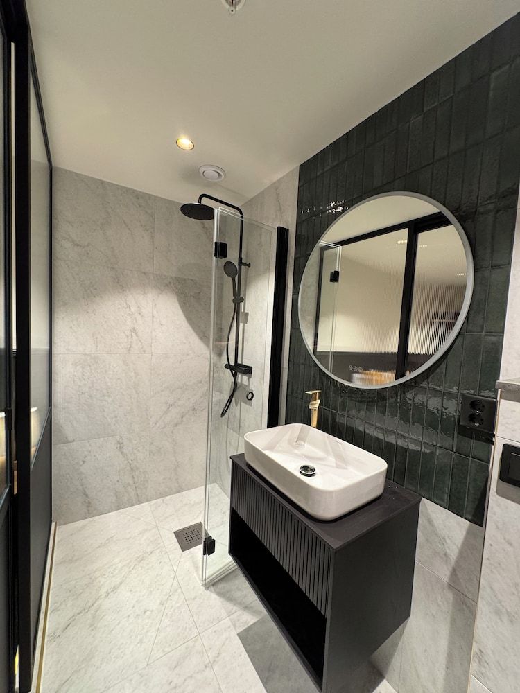 Crystal Plaza Hotel Comfort Double Room, No Windows 4