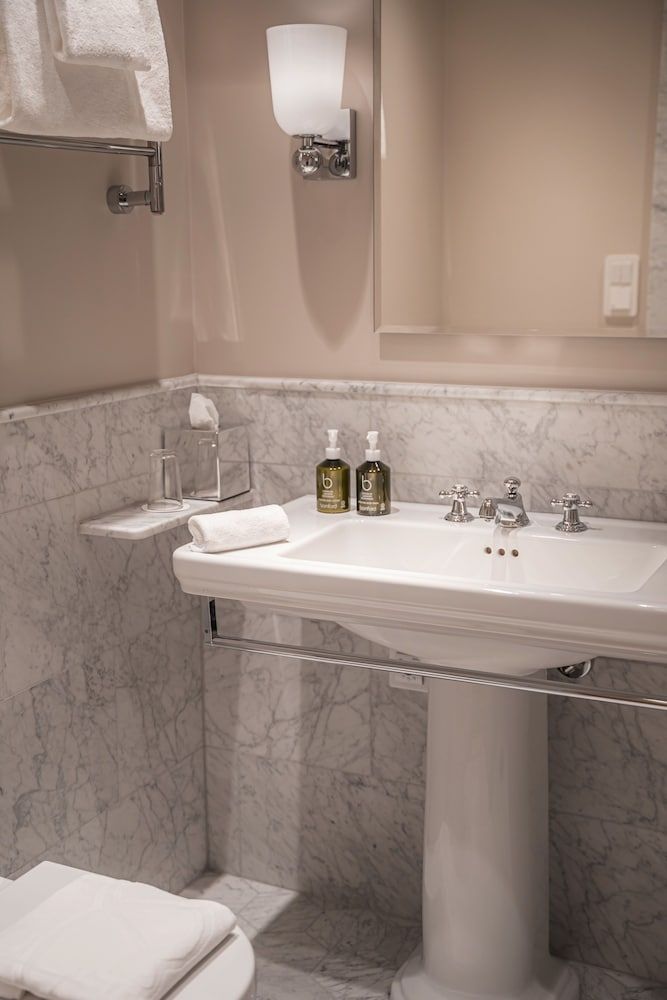 Hotel Diplomat Standard Room 7