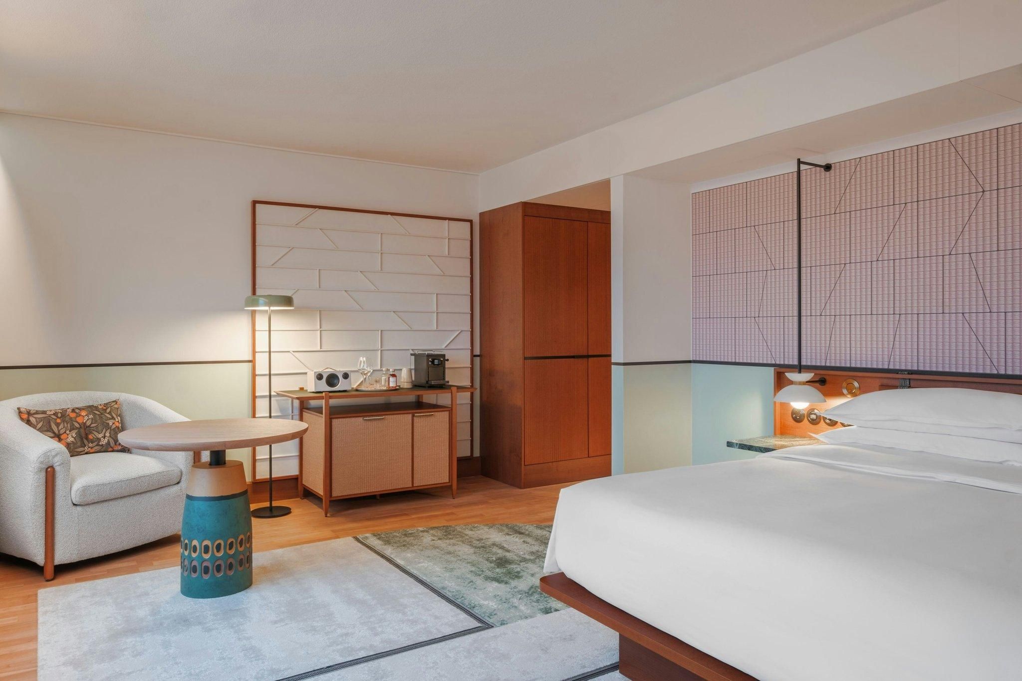 Ambassador Suite, 1 Bedroom 2 room Suite, 1 King, Lake view, Corner room, High floor