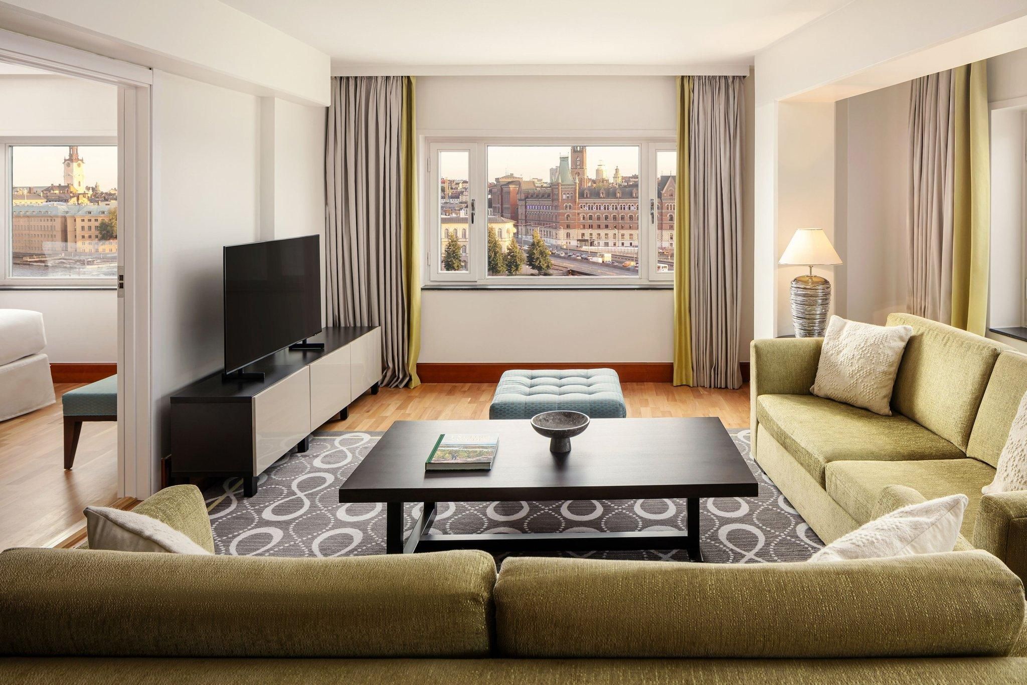 Executive Residences, 2 Bedroom Apartment, Bedroom 1: 1 King, Bedroom 2: King, Lake View